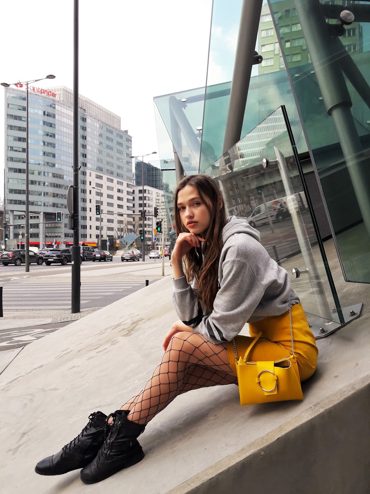 Outfit z Żółtą Spódnicą, Bluzą i Kabaretkami ⭐ Women Change Outfit z Żółtą Spódnicą, Bluzą i Kabaretkami ⭐ Women Change